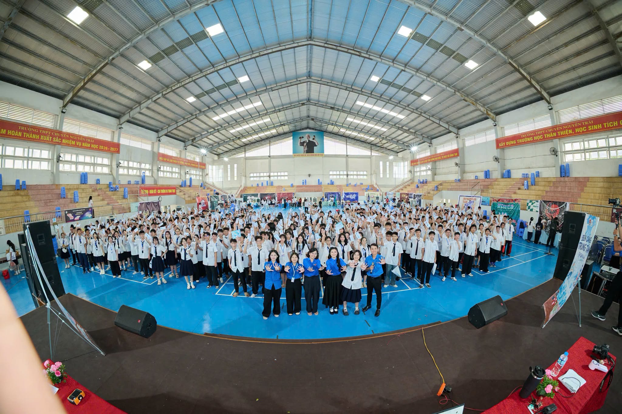 Chào Tân học sinh niên khóa 2026-2027: Rising Waves - Những con sóng vươn mình